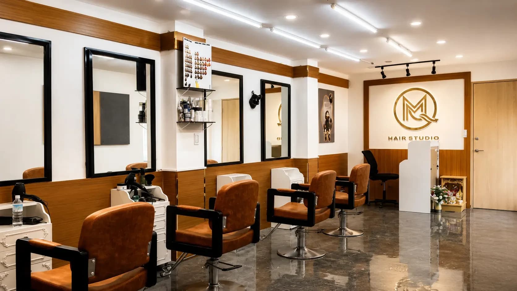 Suasana interior MQ Hair Studio Osaka yang akan segera dibuka dengan konsep modern dan pelayanan profesional dari barber Indonesia. Interior modern MQ Hair Studio Osaka, barbershop Indonesia dekat Namba Station Jepang
