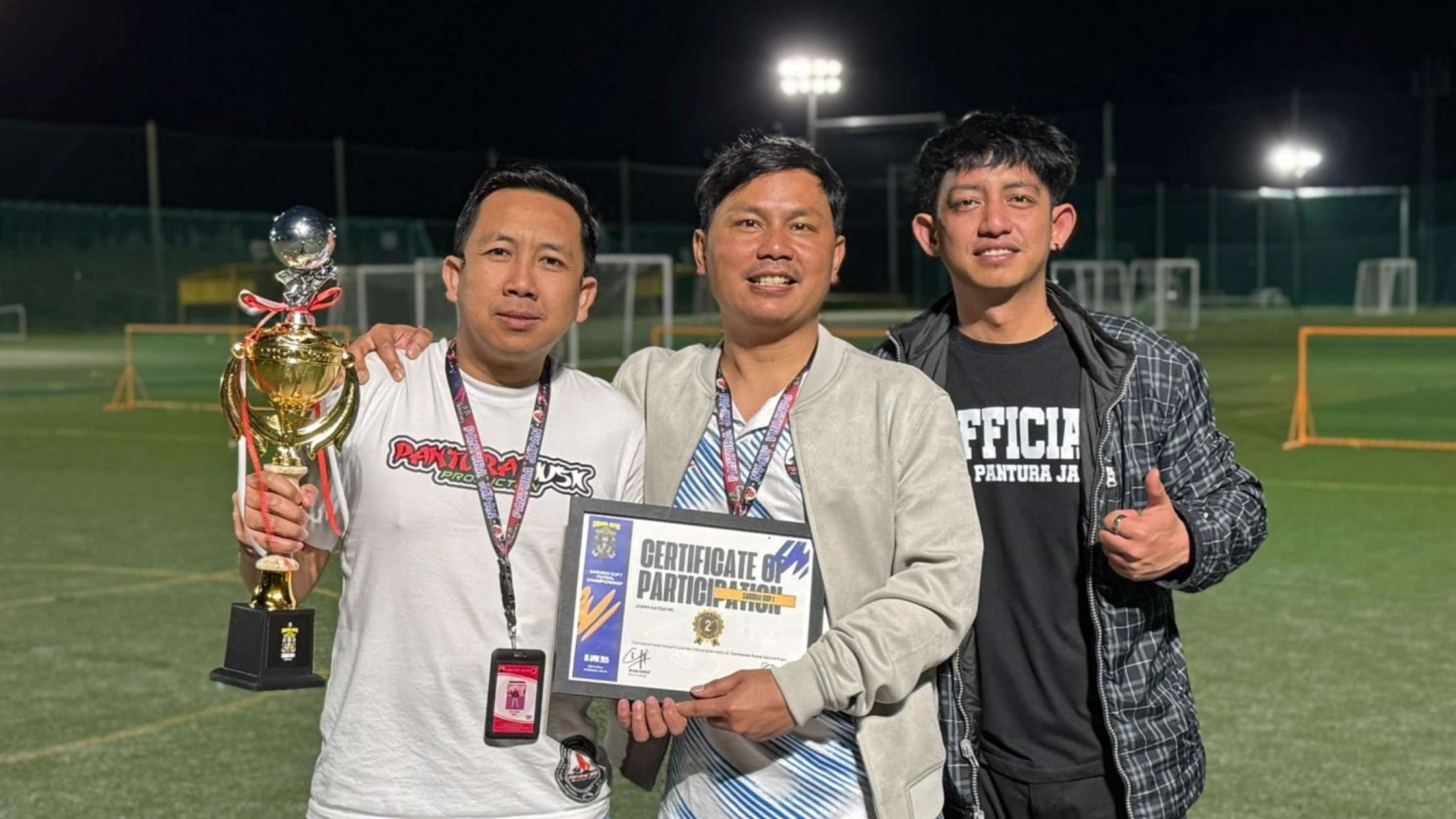 Coach Alvaro dan Ketua Umum Pantura Japan FC berfoto bersama setelah meraih juara 2 Saburai Cup 2026 usai final dramatis melawan Jiema FC